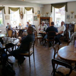 Die Gäste im Café Antique